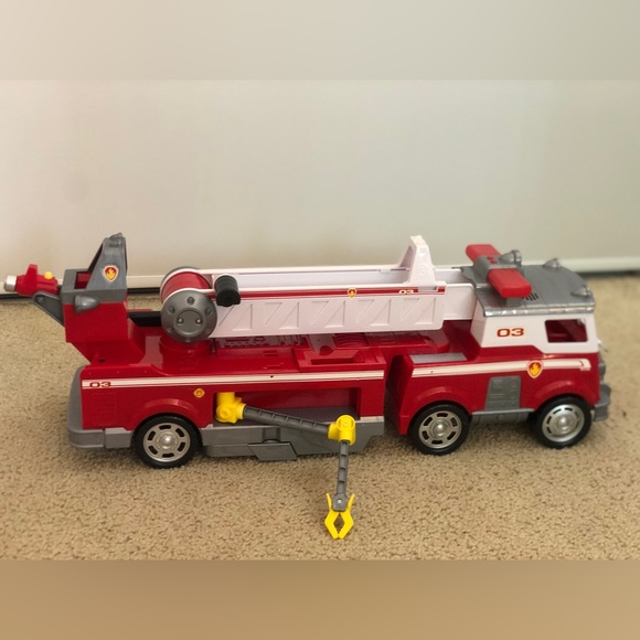 Paw Patrol - Ultimate Rescue Fire Truck with Extendable 2 ft. Tall Ladder - Picture 4 of 6